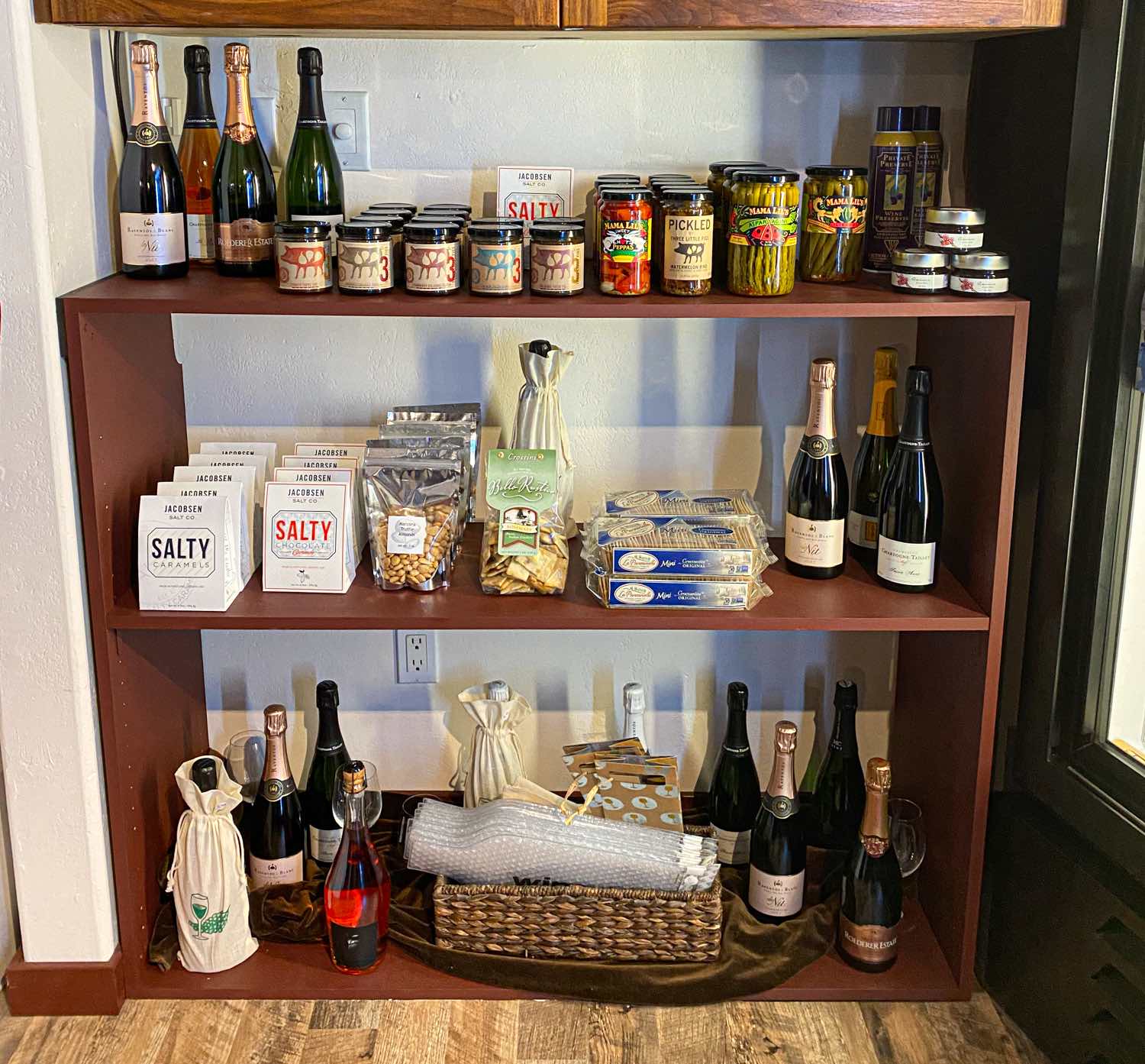 Follow Chenin Carlton Instagram – https://www.instagram.com/shychenin/ Follow Twist Wine Company Website – https://www.twistwine.com/ Facebook – https://www.facebook.com/TwistWineCo Instagram – https://www.instagram.com/twist_wine_co/ Twitter – https://twitter.com/HoltmansDonuts 